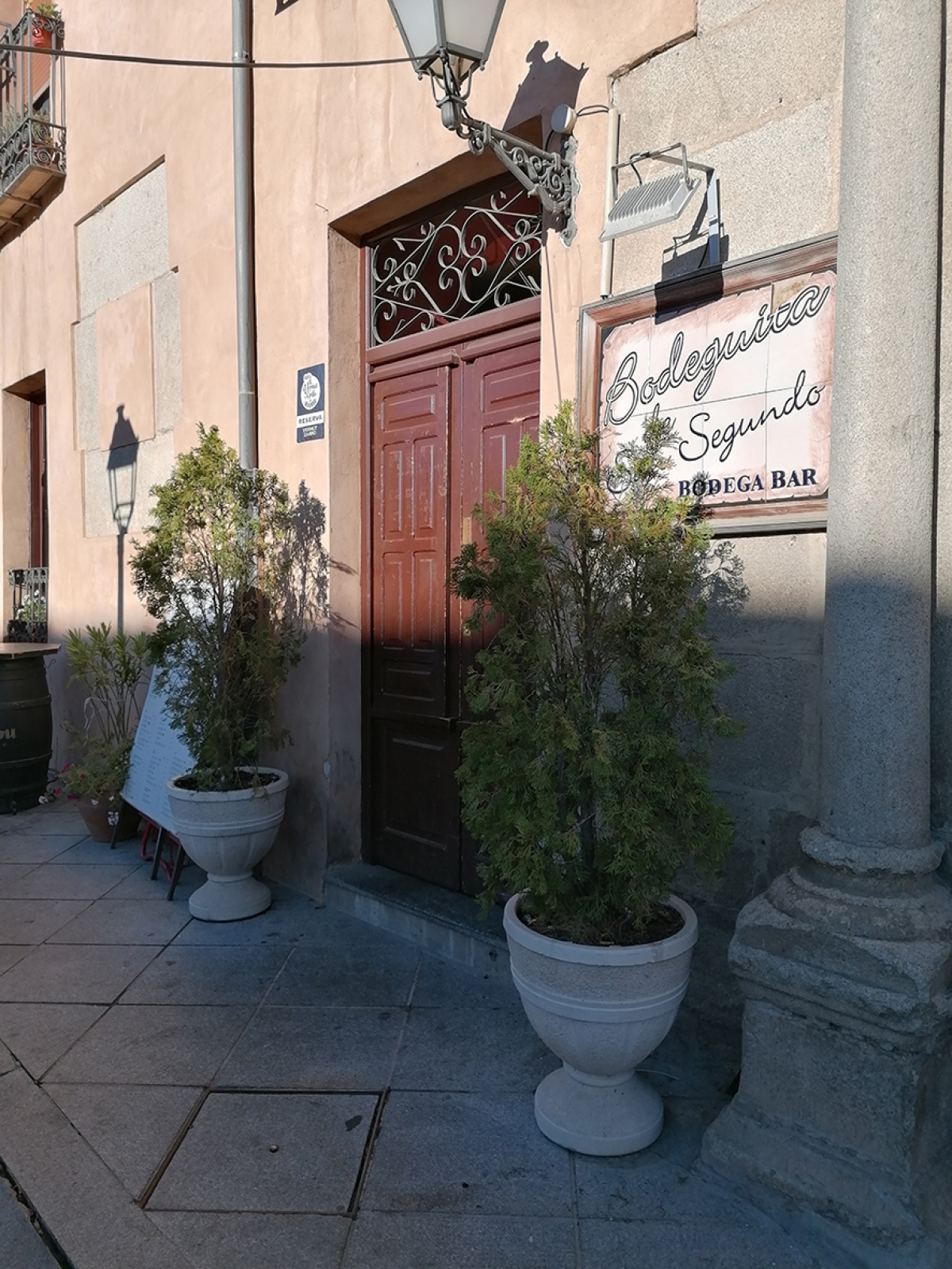 El Legado de Rufes: Un Templo del Vino en el Corazón de Ávila