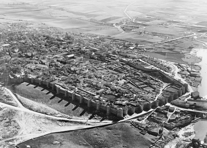    I. ÁVILA 1958. 75 AÑOS DE LA CIUDAD RENACIDA A VISTA DE PÁJARO. PRESENTACIÓN