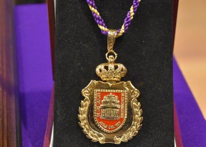 MEDALLA DE ORO DE LA CIUDAD  DE ÁVILA AL COMPROMISO DE LA COMISARÍA DE POLICÍA 