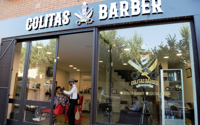 Apuesta por lo diferente, estás en las mejores manos con Colitas Barber